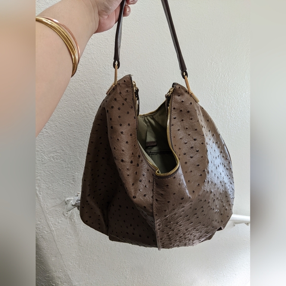 GILI🔥 Ostrich Embossed Hobo Bag - Picture 11 of 17
